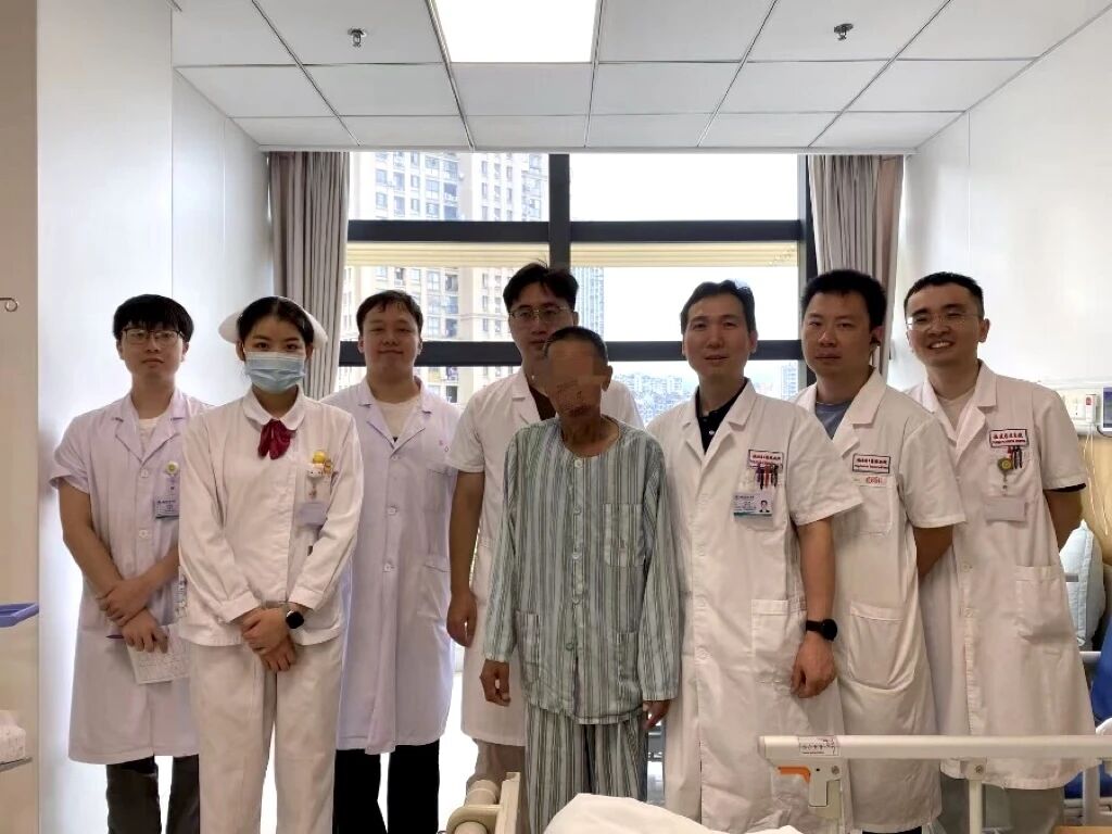 【胸部醫(yī)學(xué)中心】肺功能僅正常值20%？“無(wú)管化”胸腔鏡手術(shù)技術(shù)助高齡患者重獲新生